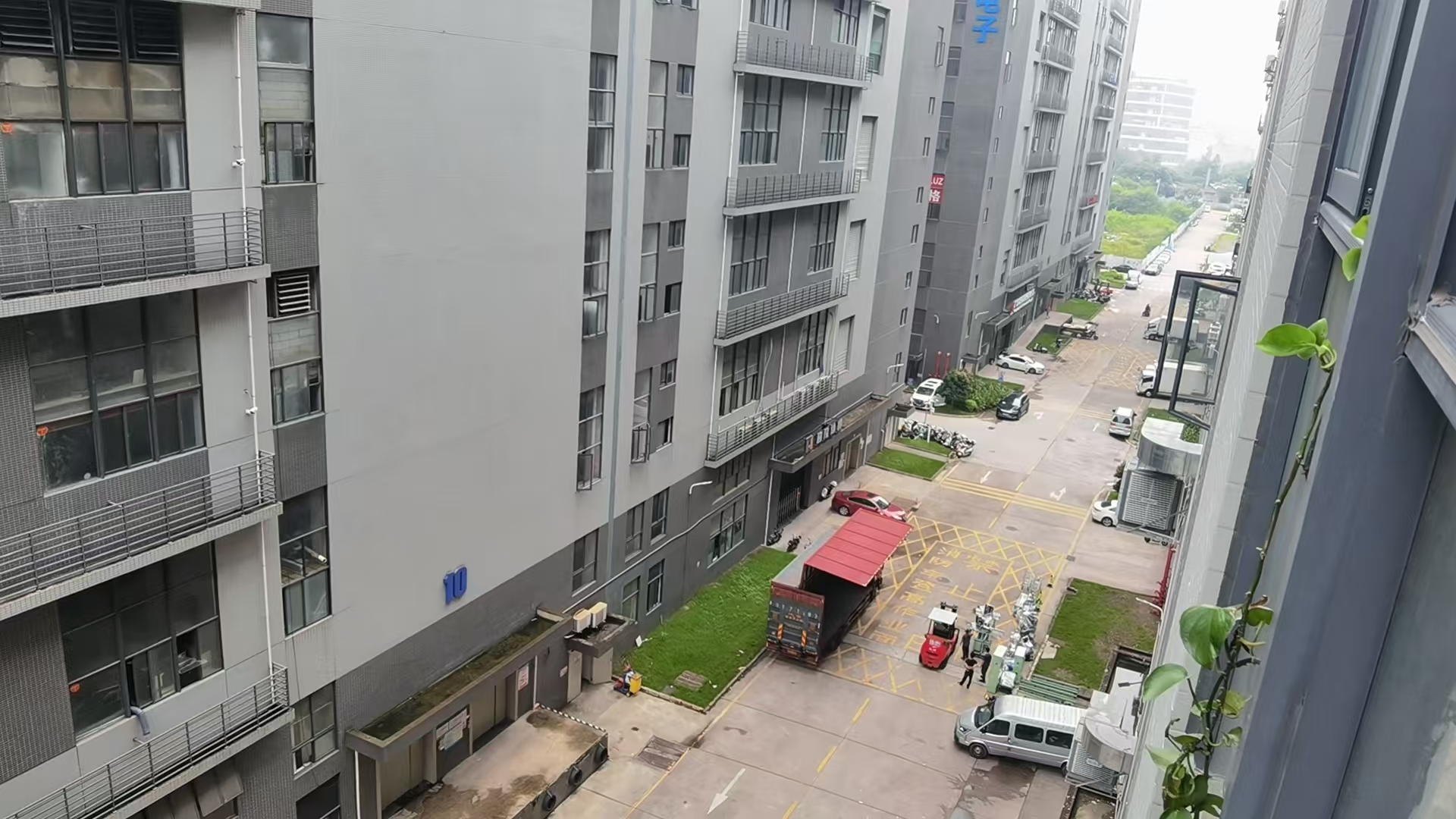 Fabryka gumy Foshan zapewnia stabilną jakość i szybkie wsparcie badawczo-rozwojowe dla globalnych zamówień na części niestandardowe